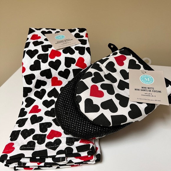 Martha Stewart Oven Mitt & Dish Towel bundle. Black and red hearts. - Picture 1 of 3